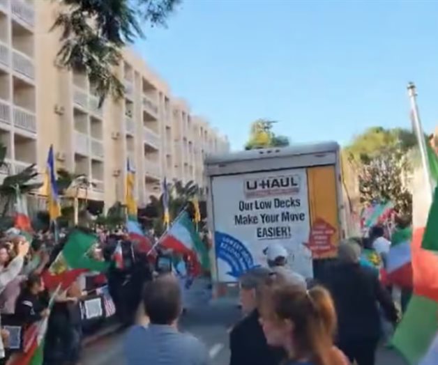 Cami&oacute;n se abalanza sobre manifestantes contra r&eacute;gimen iran&iacute; en LA
