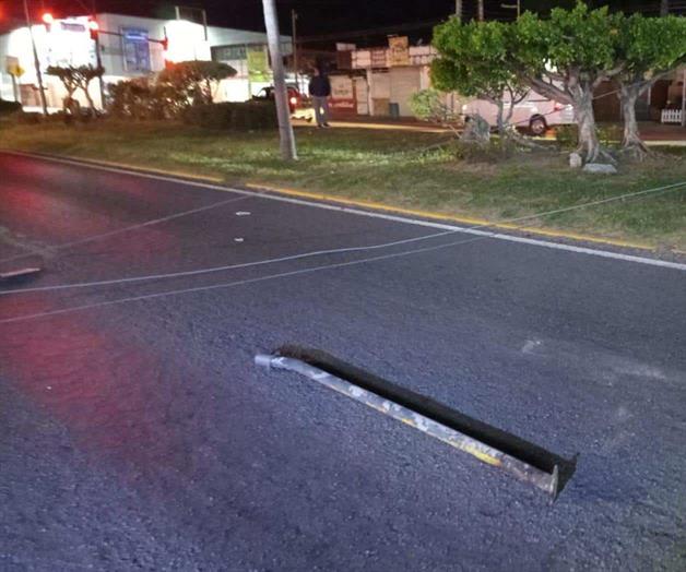 Derriba un poste y paraliza carretera