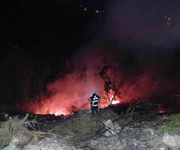 Atienden incendio en basurero clandestino