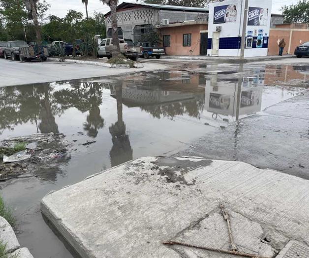 Sufren residentes por fuga de aguas negras