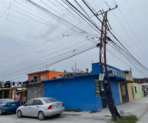 Poste de alta tensi&oacute;n, en riesgo de colapsar