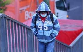 Fr&iacute;o deja dos refugiados en frontera