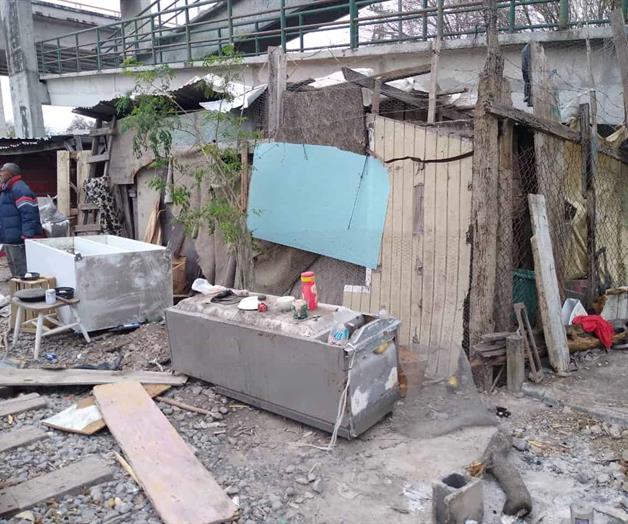 Vive en abandono y miseria a solo 25 metros de zona residencial