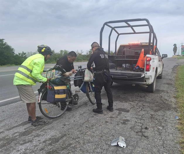 Indio en bicicleta busca dejar mensaje en Am&eacute;rica