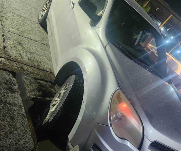 Alcantarilla sin tapa causa da&ntilde;os en la M&oacute;dulo 2000