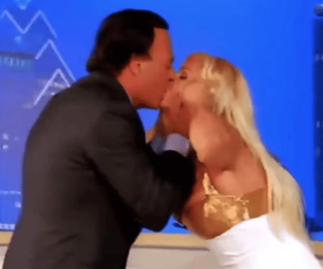 Reviven momento en el que Julio Iglesias besa y abraza a conductora