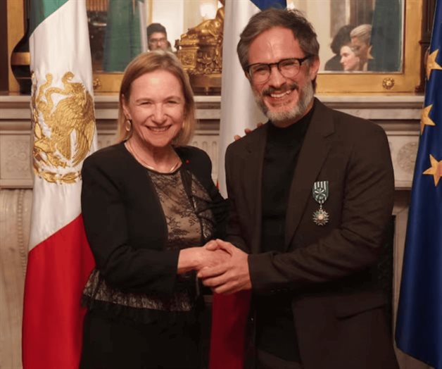 Gael Garc&iacute;a recibe la Orden de las Artes y las Letras de Francia