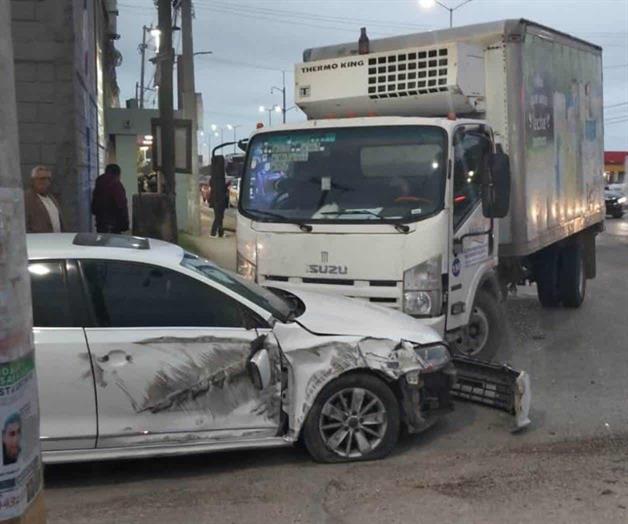 Choca cami&oacute;n y se da a la fuga