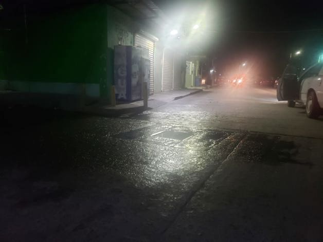 Alcantarilla sin tapa causa da&ntilde;os en la M&oacute;dulo 2000