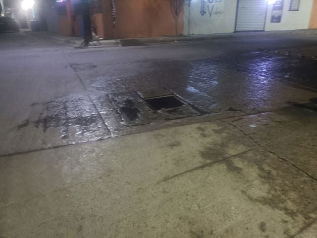 Alcantarilla sin tapa causa da&ntilde;os en la M&oacute;dulo 2000