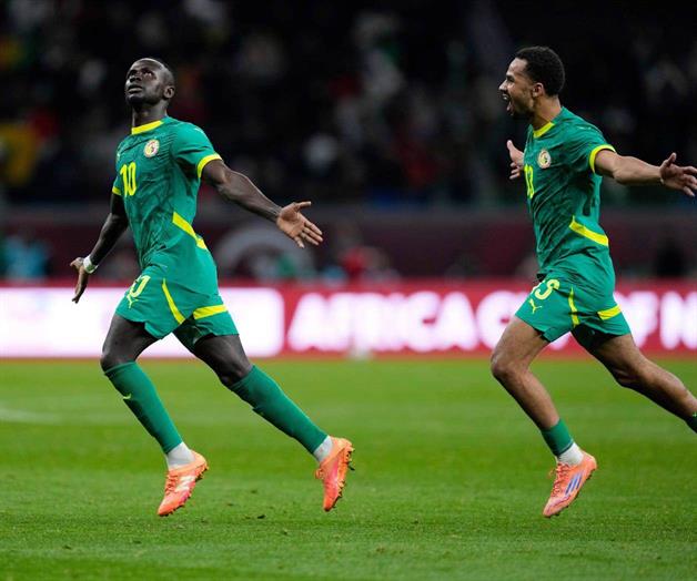 Man&eacute; supera a Salah, otra vez