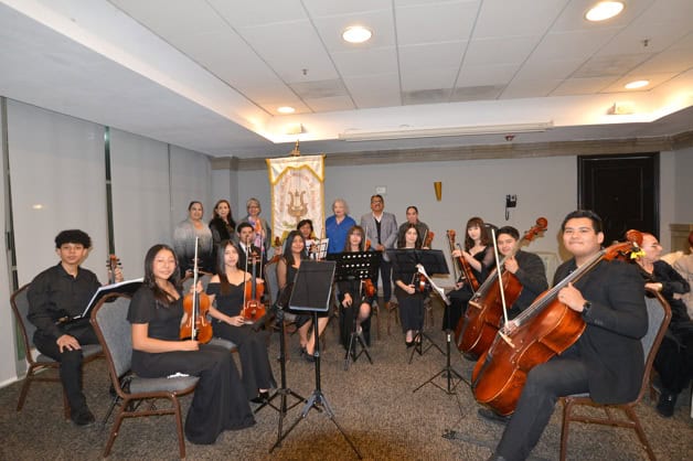 Escuchan la Historia de los Reyes Magos