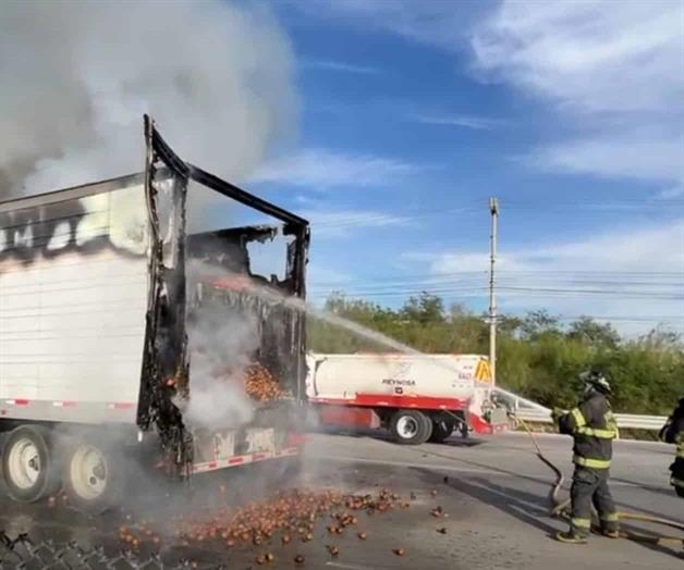 Se incendia tr&aacute;iler con tomates en puente Pharr