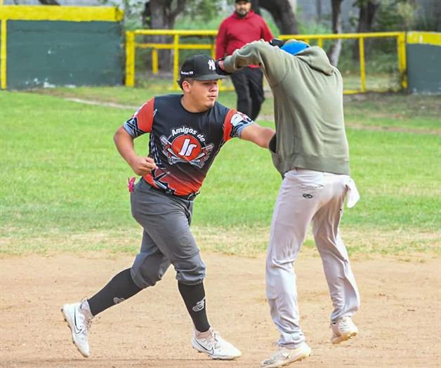 Apalea Yankees a los Compis