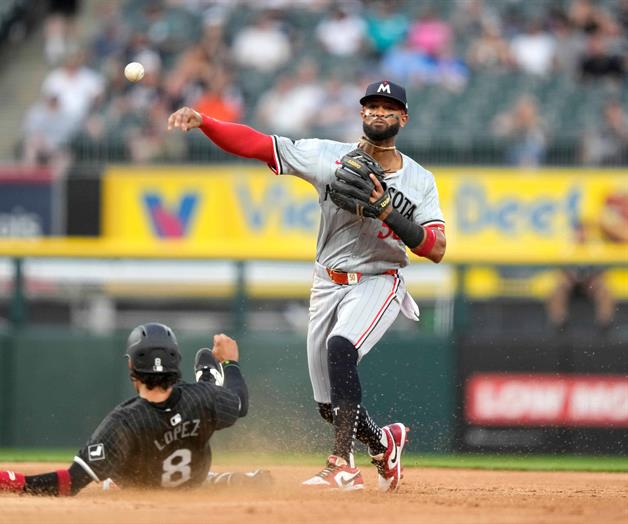 Willi Castro y Rockies acuerdan contrato