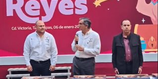 El gobernador Am&eacute;rico Villarreal parte la Rosca de Reyes en Palacio de Gobierno.