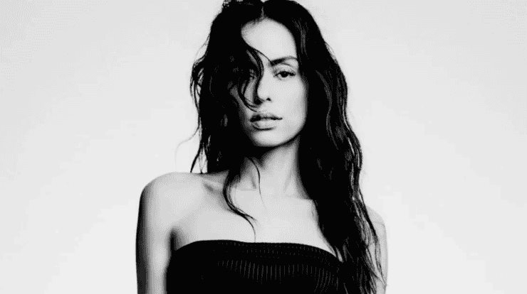 Paola Fern&aacute;ndez revela su personaje Larissa en Amor de oficina