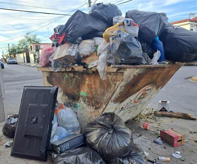 Los recipientes de basura hasta el tope, en el centro