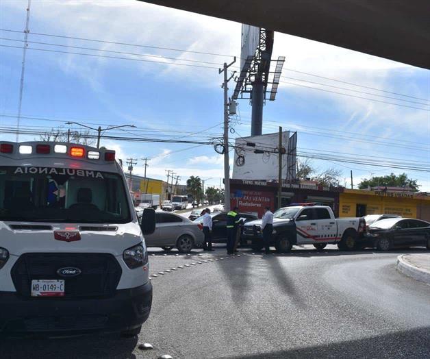 Carambola con patrulla de tr&aacute;nsito y 2 veh&iacute;culos