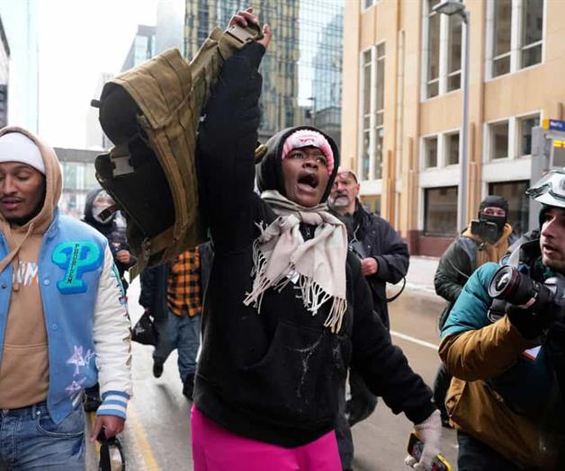Manifestantes a favor y en contra del ICE se enfrentan durante redada migratoria en Minneapolis