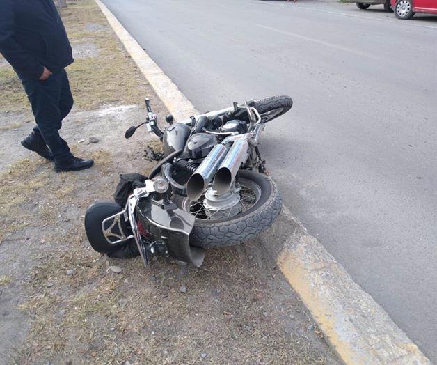 Derrapa su moto y pierde el control