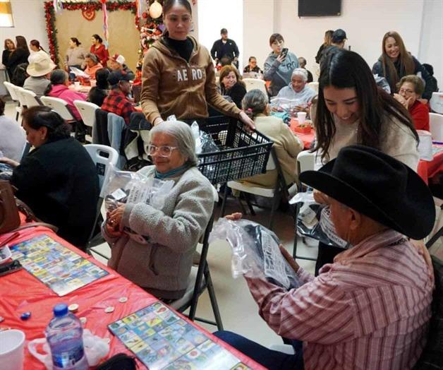 Distribuyen prendas invernales a abuelitos