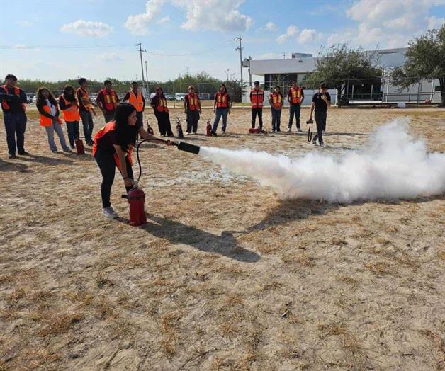 Los capacitan en el uso de los extintores