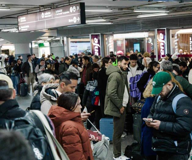 Al menos 21 muertos en choque de trenes de alta velocidad tras descarrilamiento en sur de Espa&ntilde;a