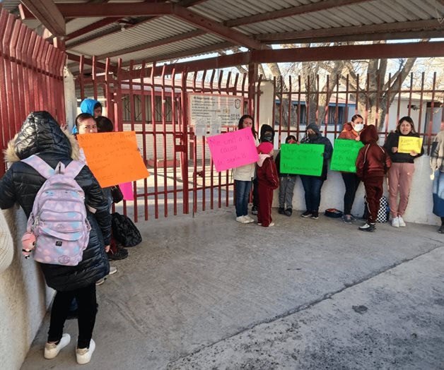 Primaria Ford 45 sigue sin  maestro; suspenden clases