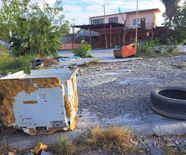 Crean basurero de sof&aacute;s, refrigeradores y llantas