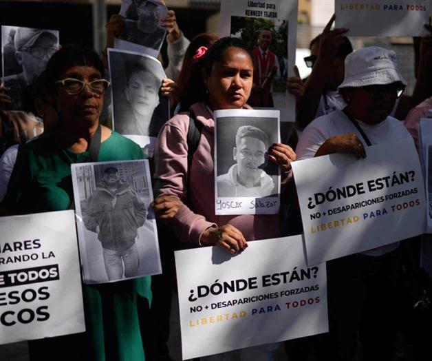 Familias exigen liberación de presos venezolanos tras semanas esperando fuera de cárceles