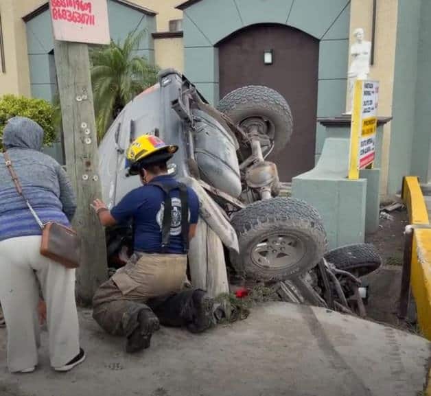 Chocan a mujer y termina dentro de canal pluvial