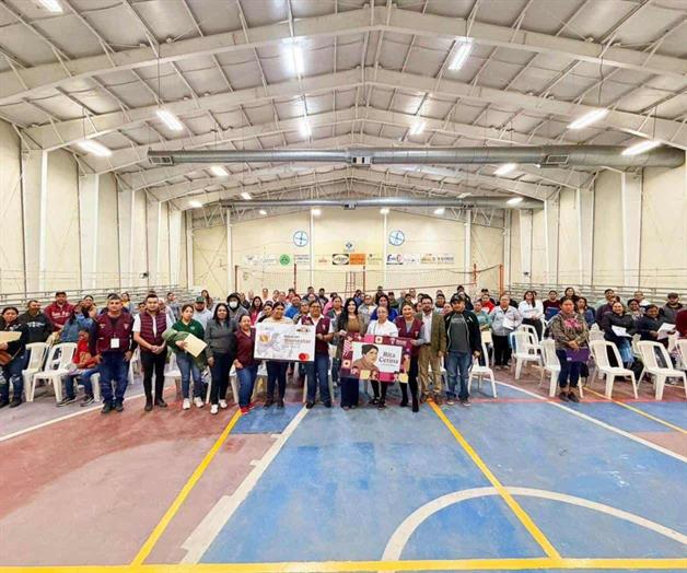 Entregan tarjetas de la Beca Universal